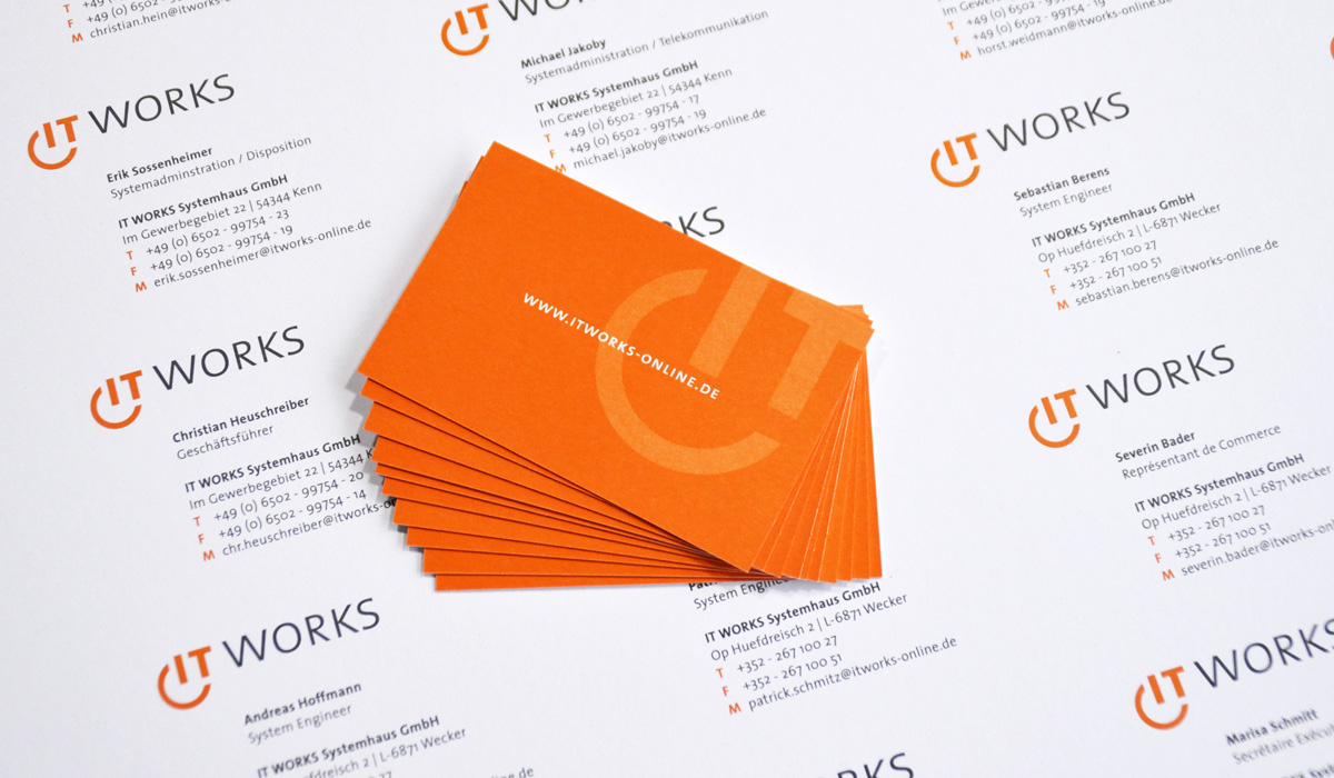 ITworks - Die Rückseiten der Visitenkarten in sattem Orange mit Webadresse und Logoelement