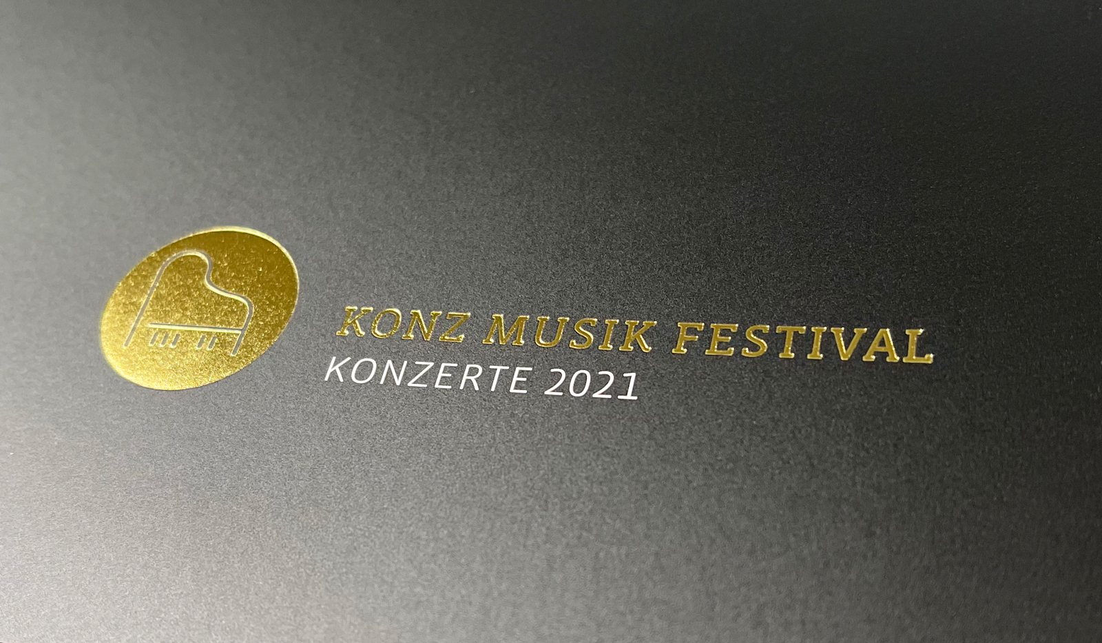 Goldfolienprägung der Programmbroschüren Konz Musik Festival 2021